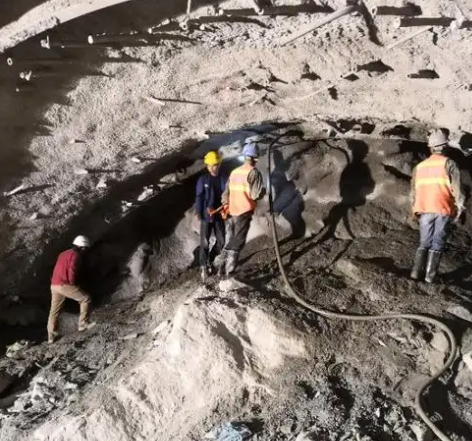 子长拱顶带模注浆料的施工流程及注意事项